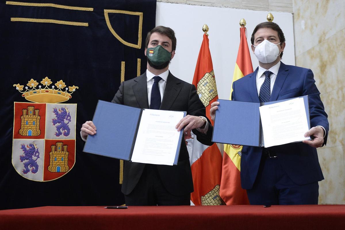 Juan García-Gallardo (izquierda) y Alfonso Fernández Mañueco, tras firmar el pacto de investidura del PP y Vox en Castilla y León.