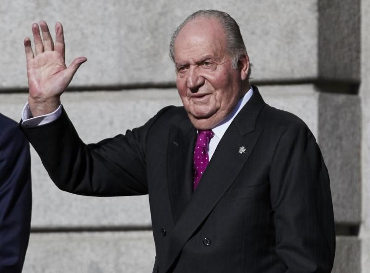 El rey emérito Juan Carlos I, saludando, en una imagen de archivo.