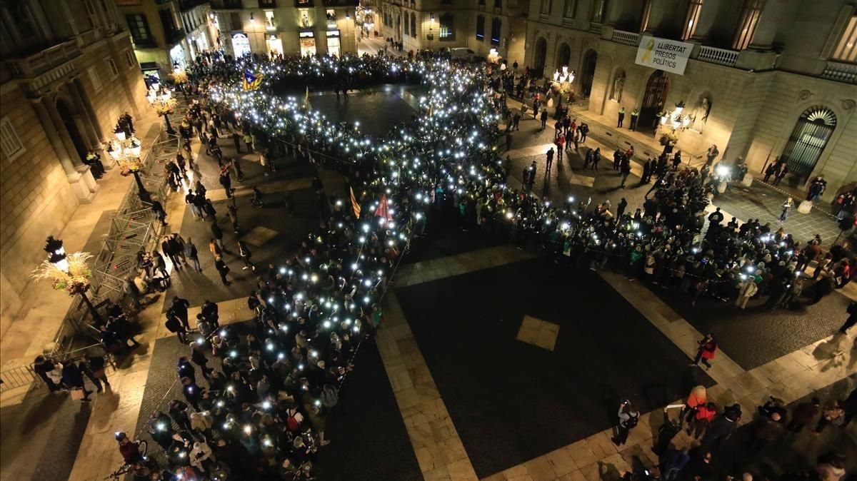 Lazo humano en la plaza de Sant Jaume de Barcelona en recuerdo de los dirigentes independentistas presos. Lazo humano en la plaza de Sant Jaume de Barcelona en recuerdo de los dirigentes independentistas presos.