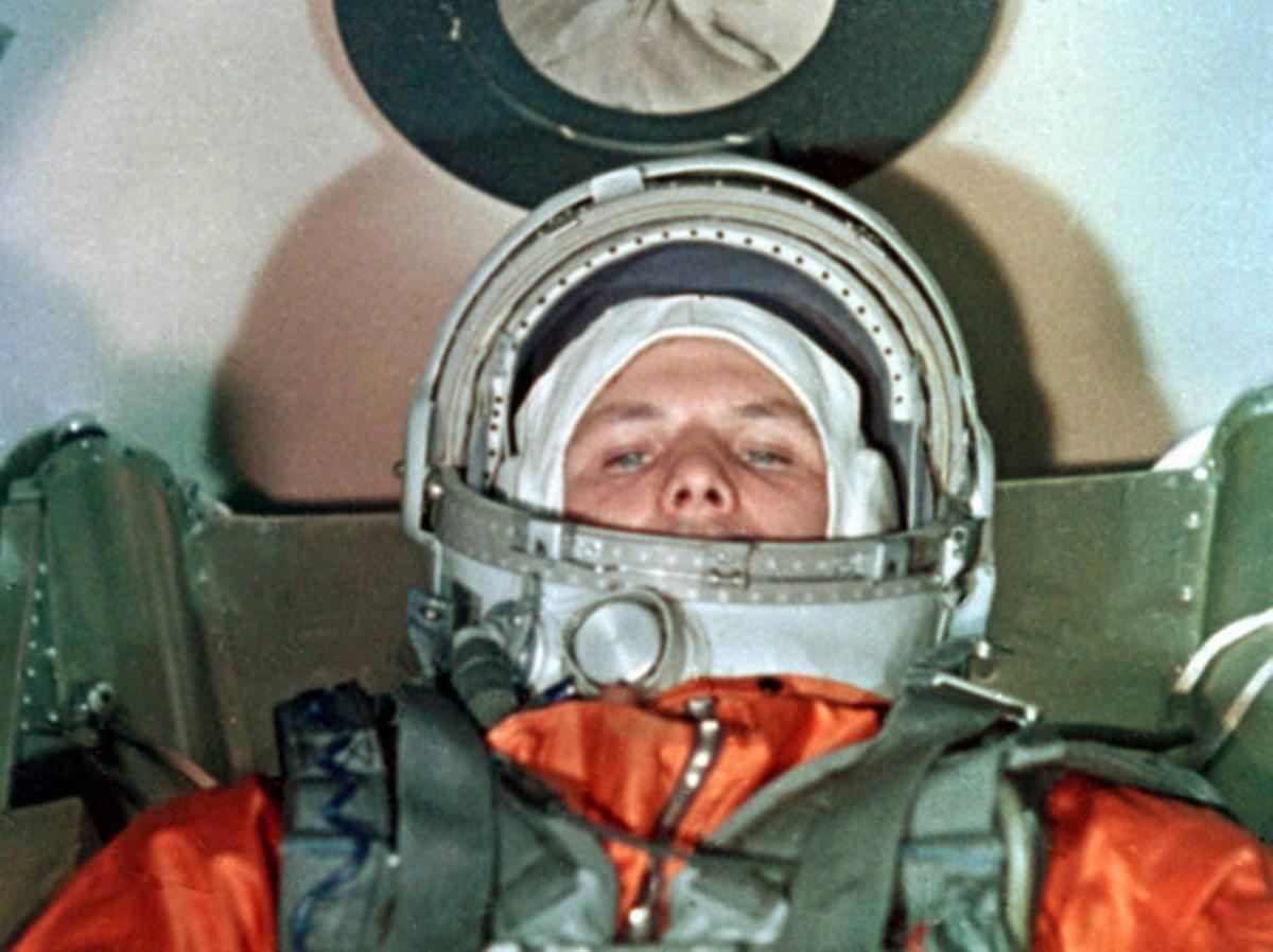 Yuri Gagarin, a bordo de la nave ’Vostok 1’, momentos antes del lanzamiento al espacio, el 12 de abril de 1961.