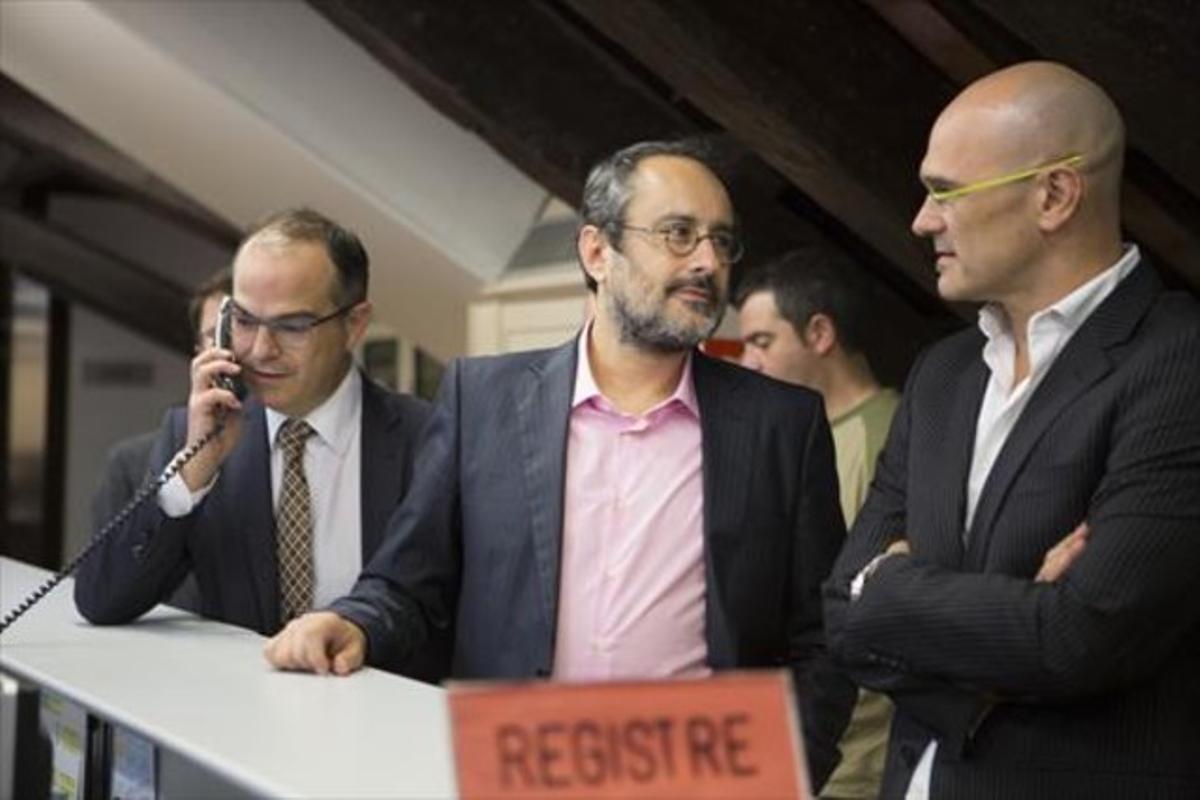 Turull, Baños y Romeva, en el registro del Parlament, el pasado viernes. Turull, Baños y Romeva, en el registro del Parlament, el pasado viernes.