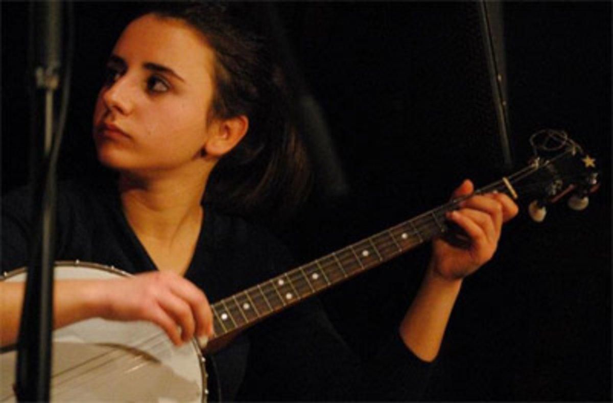 La cantante y guitarrista Carla Motis actúa hoy junto a Hugo Menéndez. La cantante y guitarrista Carla Motis actúa hoy junto a Hugo Menéndez.