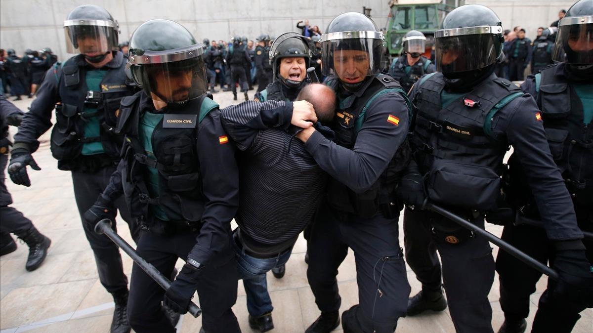 Actuación de la Guardia Civil en Sant Julià de Ramis en su intento de impedir la votación del referéndum.  