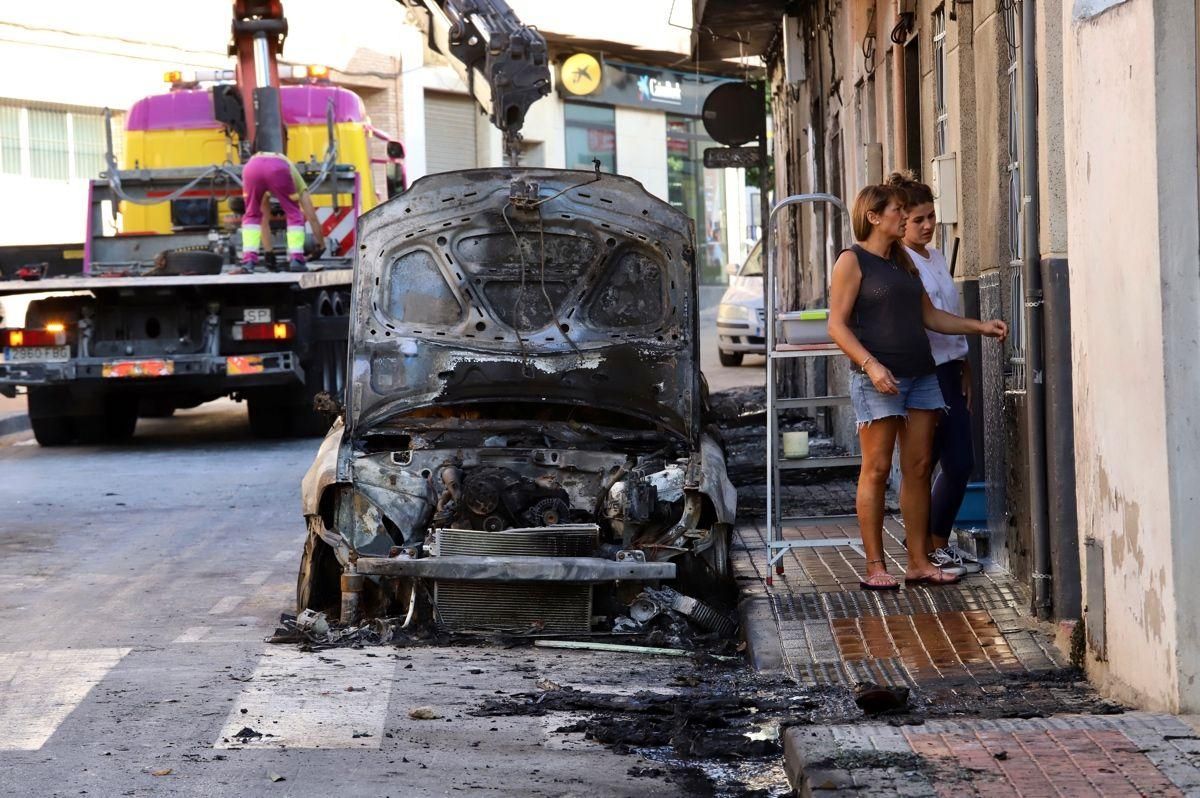 Cuatro heridos al lanzar un individuo cócteles molotov a los coches y liarse a tiros en Molina de Segura. Cuatro heridos al lanzar un individuo cócteles molotov a los coches y liarse a tiros en Molina de Segura.