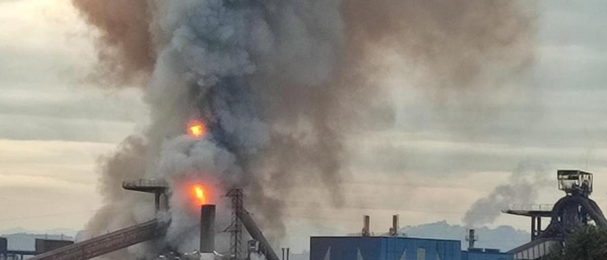 Primeros recortes por el incendio del horno: Arcelor plantea un ERTE de fuerza mayor y para una de las dos líneas de la acería de Avilés Primeros recortes por el incendio del horno: Arcelor plantea un ERTE de fuerza mayor y para una de las dos líneas de la acería de Avilés