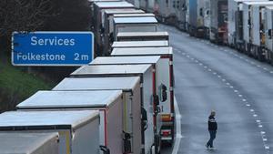Camiones aparcados en el arcén de la autopista M20 que lleva al puerto de Dover, a la espera de que se desbloquee la situación y poder cruzar el Canal de la Mancha.