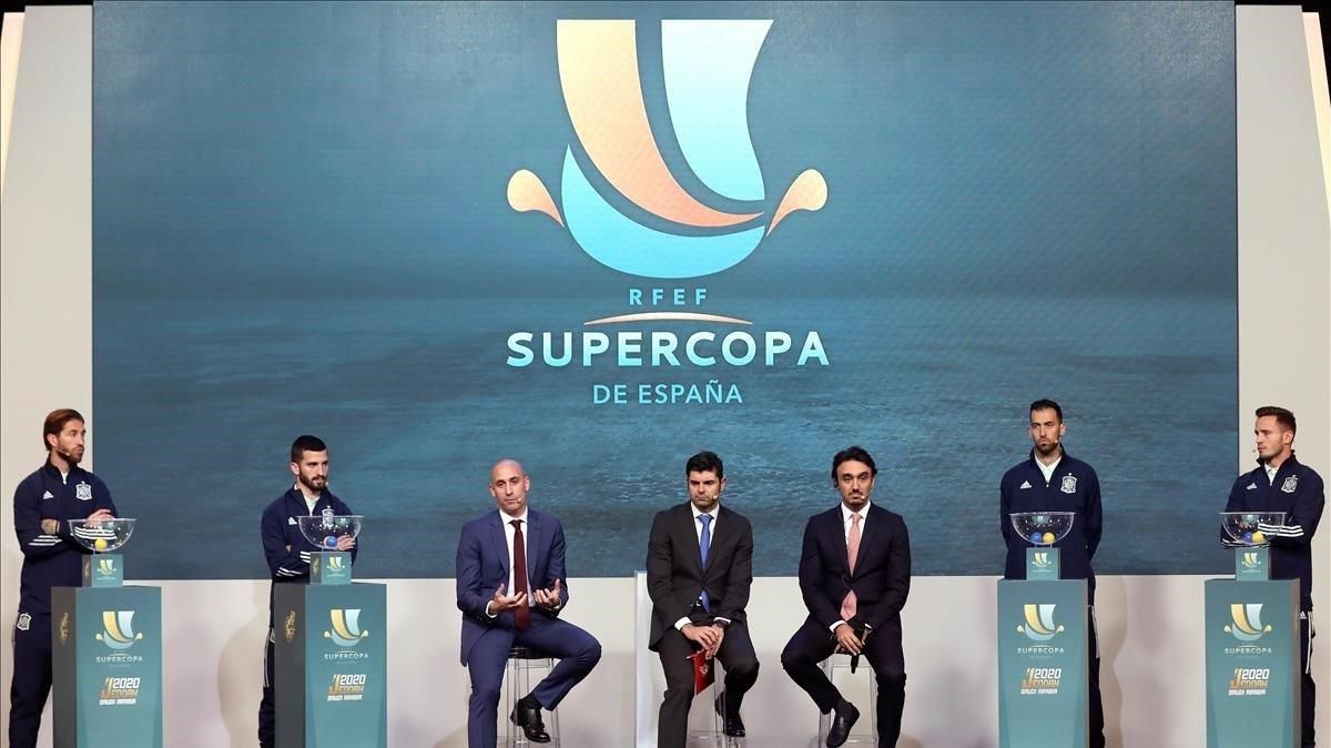 Ramos, Gayà, Rubiales, Bin Turki Alfaisal, Busquets y Saúl, en la presentación de la nueva Supercopa. Ramos, Gayà, Rubiales, Bin Turki Alfaisal, Busquets y Saúl, en la presentación de la nueva Supercopa.