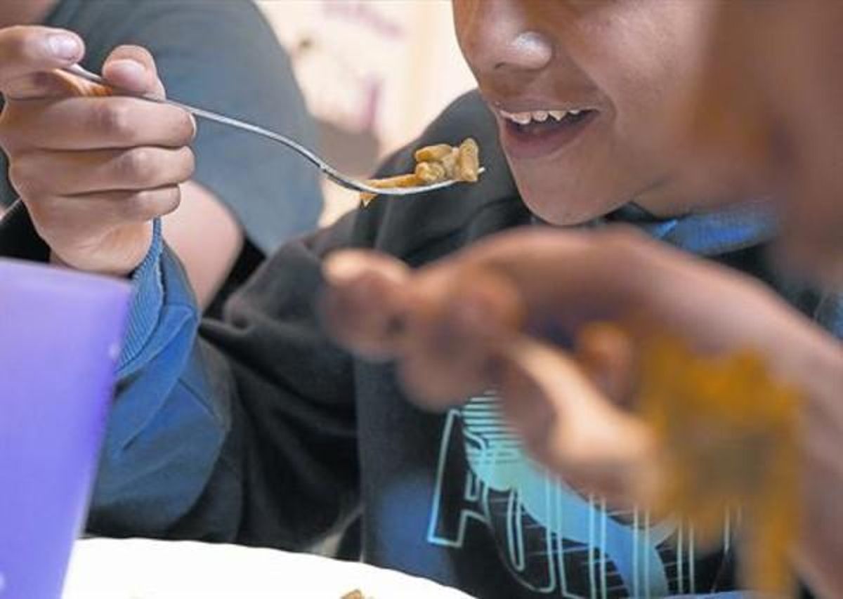 Unos niños en un comedor social de una entidad en el barrio del Raval, en Barcelona. Unos niños en un comedor social de una entidad en el barrio del Raval, en Barcelona.