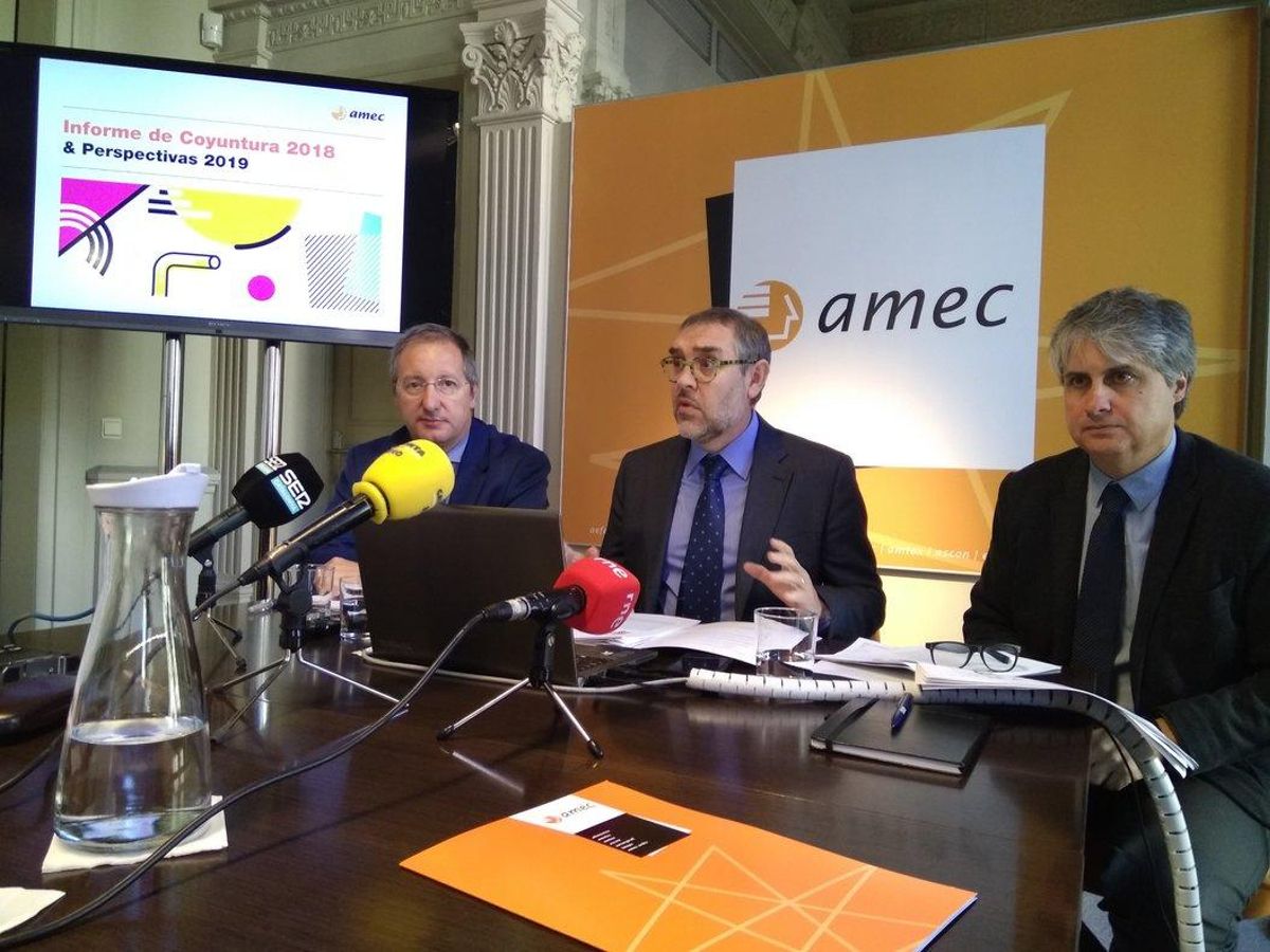 Joan Tristany, en el centro, explica el balance anual de las empresas de Amec, acompañado por Diego Guri (derecha) y Òscar Puig (izquierda). Joan Tristany, en el centro, explica el balance anual de las empresas de Amec, acompañado por Diego Guri (derecha) y Òscar Puig (izquierda).