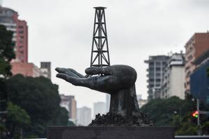 La escultura de paz delante de la sede de Petróleos de Venezuela, en Caracas.