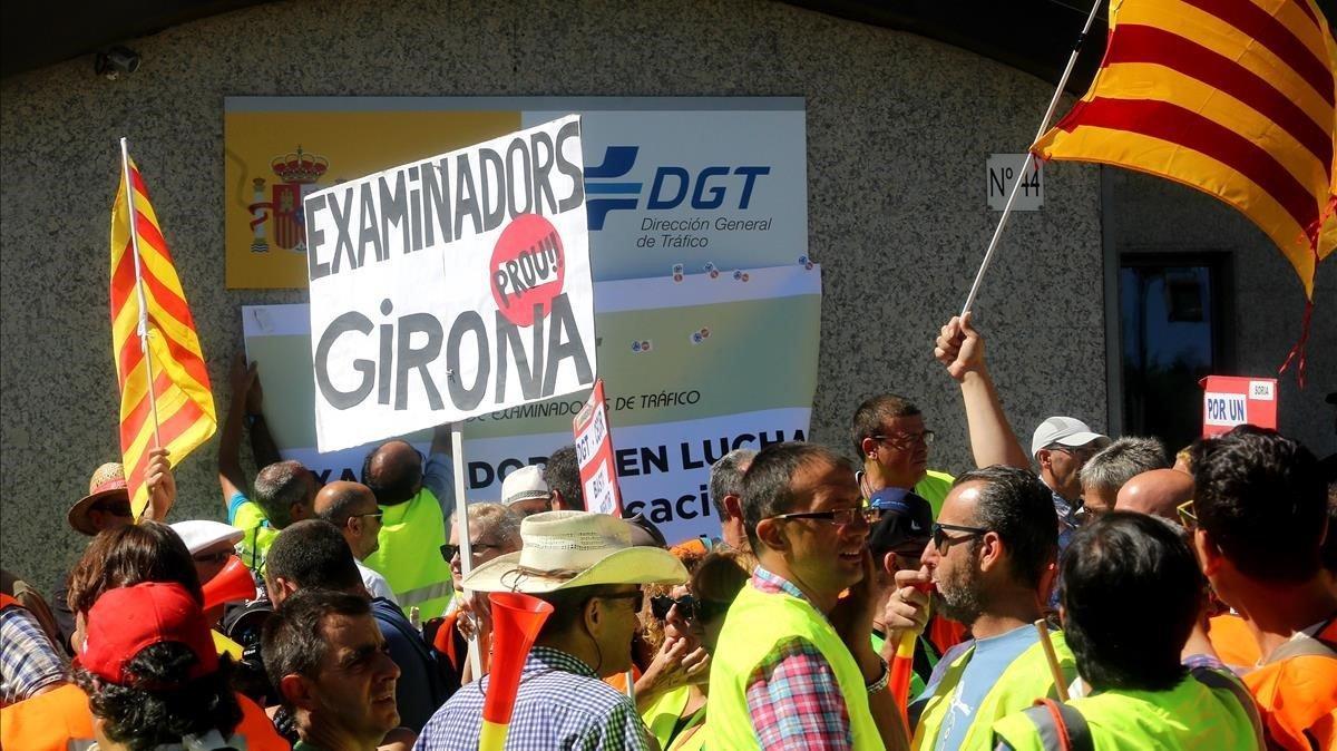 Protesta de examinadores de tráfico en la sede de la DGT en Madrid, el 25 de julio del 2017. Protesta de examinadores de tráfico en la sede de la DGT en Madrid, el 25 de julio del 2017.