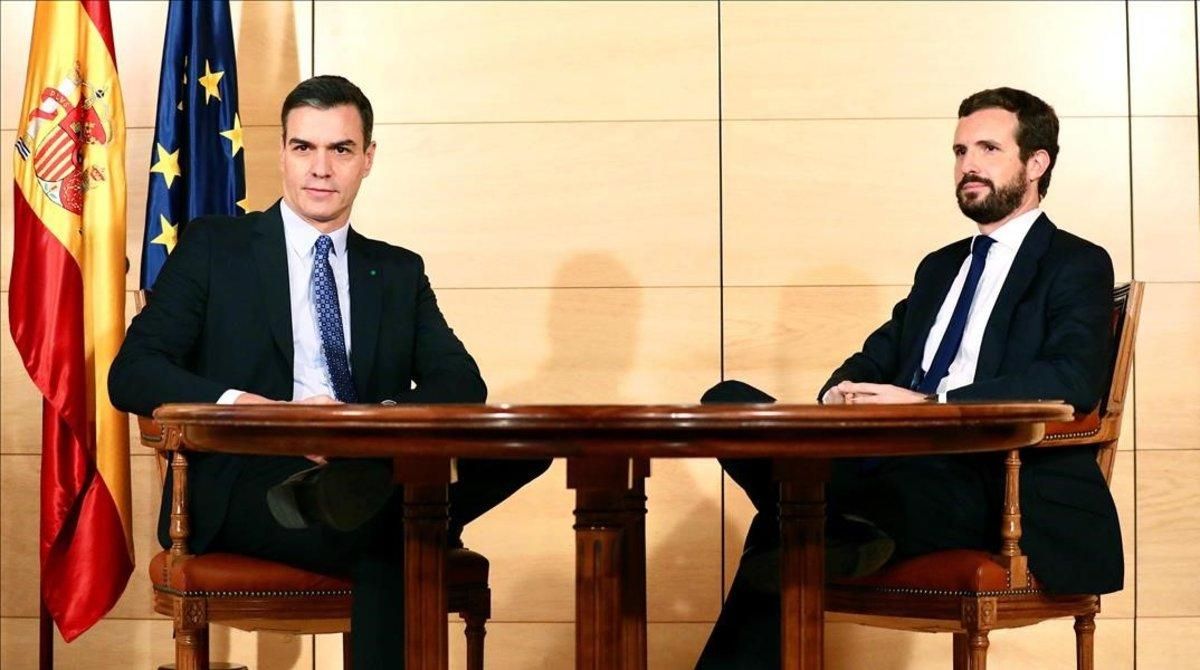 Pedro Sánchez y Pablo casado durante su encuentro en la Moncloa el pasado 16 de diciembre. Pedro Sánchez y Pablo casado durante su encuentro en la Moncloa el pasado 16 de diciembre.