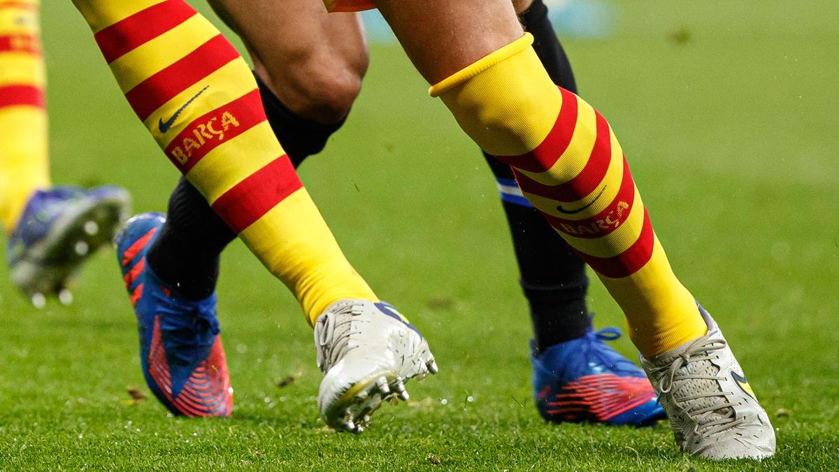 Las piernas de un jugador del Barça, durante un partido.