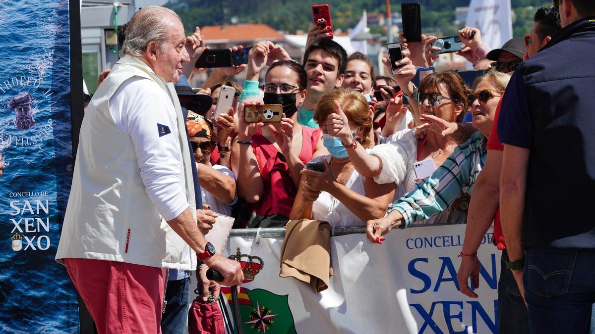 Caluroso recibimiento al rey Juan Carlos I en el náutico de Sanxenxo