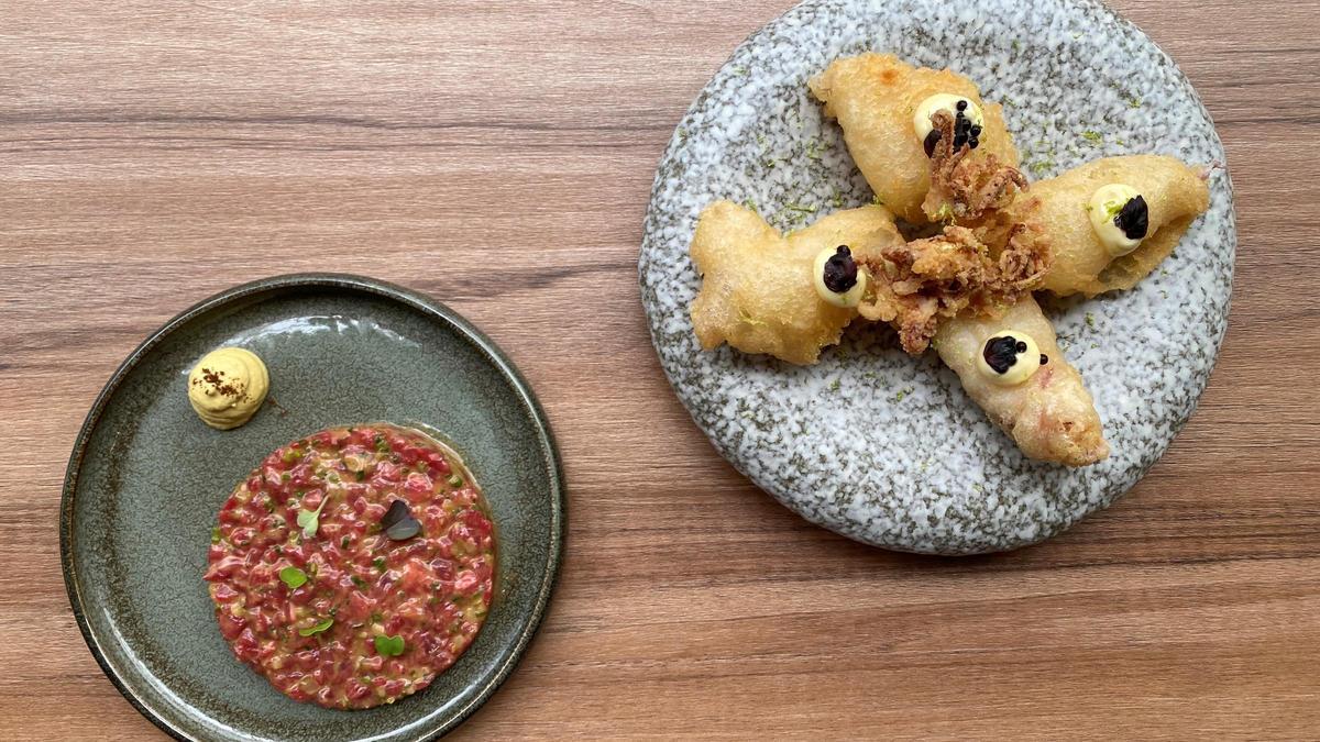 ’Steak tartar’ y calamares de playa en tempura con mayonesa de lima y caviar de ajo negro del restaurante Simultáneo. ’Steak tartar’ y calamares de playa en tempura con mayonesa de lima y caviar de ajo negro del restaurante Simultáneo.