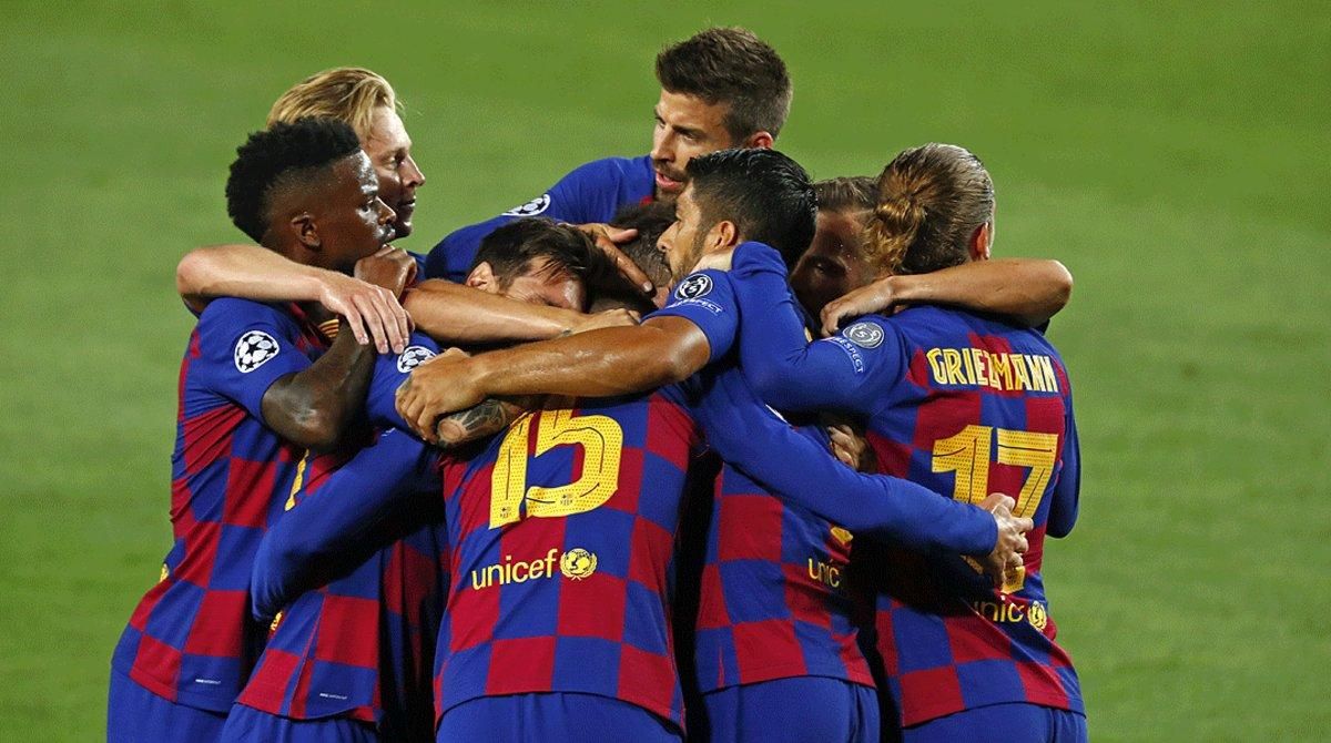 Los jugadores del Barça felicitan a Clément Lenglet tras marcar el primer gol contra el Nápoles, este sábado en el Camp Nou. Los jugadores del Barça felicitan a Clément Lenglet tras marcar el primer gol contra el Nápoles, este sábado en el Camp Nou.