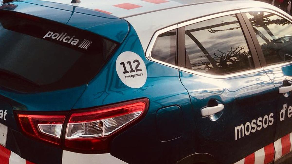 un hombre golpea a una pareja con un martillo en Sants-Montjuïc