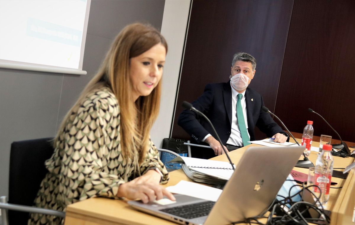 La concejala de Comunicación de Badalona, Rosa del Amo, junto al alcalde Xavier García Albiol en una imagen de archivo. La concejala de Comunicación de Badalona, Rosa del Amo, junto al alcalde Xavier García Albiol en una imagen de archivo.