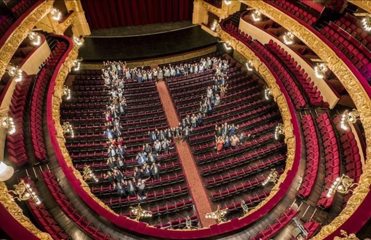 Un centenar de alcades, tenientes de alcalde y regidores de cultura de Catalunya y Baeares, simbolizan el gran crecimiento de este año de  ’Liceu a la fresca’ en la platea del Gran Teatre. 
