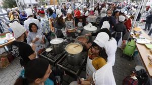 El Festival de Sopes del Món Mundial, este año suspendido por el Covid-19, es una de las actividades clásicas celebradas anualmente en la marquesina de Via Júlia.