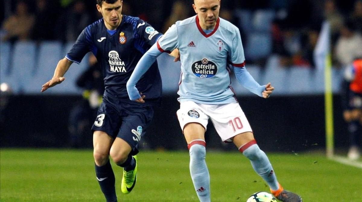Aspas, la estrella del Celta, en un partido contra el Espanyol, pelea con Aaron Martín. Aspas, la estrella del Celta, en un partido contra el Espanyol, pelea con Aaron Martín.
