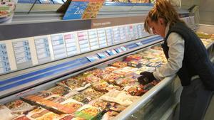 Una trabajadora ordena productos congelados de una tienda de la cadena La Sirena, en Barcelona.