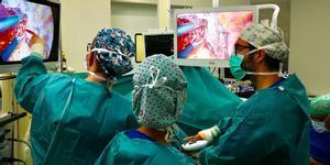 Operación a una paciente con cáncer de pulmón con una técnica pionera en el Hospital de Sant Pau.