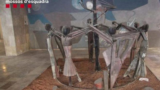 Los Mossos investigan la mutilación de un mural de Josep Guinovart en una finca de Barcelona