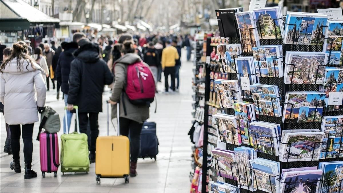 Turistas en la Rambla de Barcelona. Turistas en la Rambla de Barcelona.