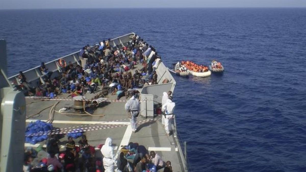 Refugiados rescatados por la fragata Navarra.