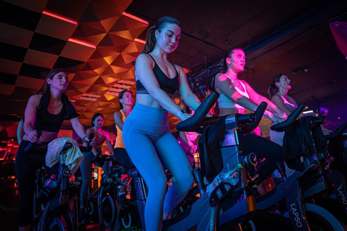 Sesión de ciclismo 'indoor' de Lapso Studios en la discoteca Bling ...