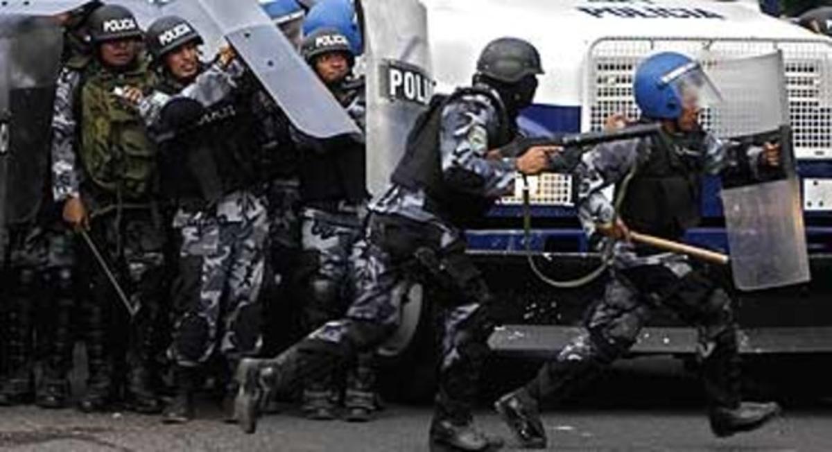 La policía se dirige a la zona de los disturbios en Tegucigalpa.