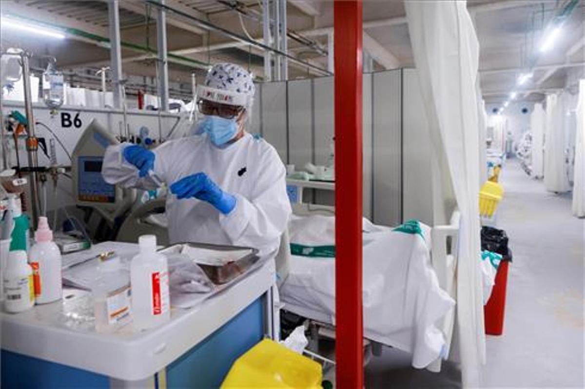 Personal sanitario del Hospital Parc Taulí de Sabadell (Barcelona), en la uci para enfermos de covid.