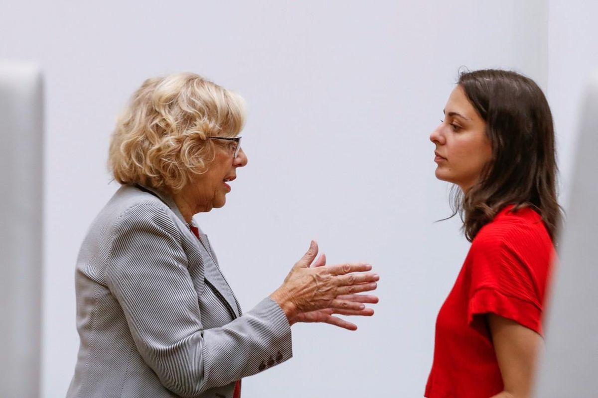 La alcaldesa de Madrid Manuela Carmena conversa con Rita Maestre al inicio de la sesión ordinaria del Pleno. La alcaldesa de Madrid Manuela Carmena conversa con Rita Maestre al inicio de la sesión ordinaria del Pleno.