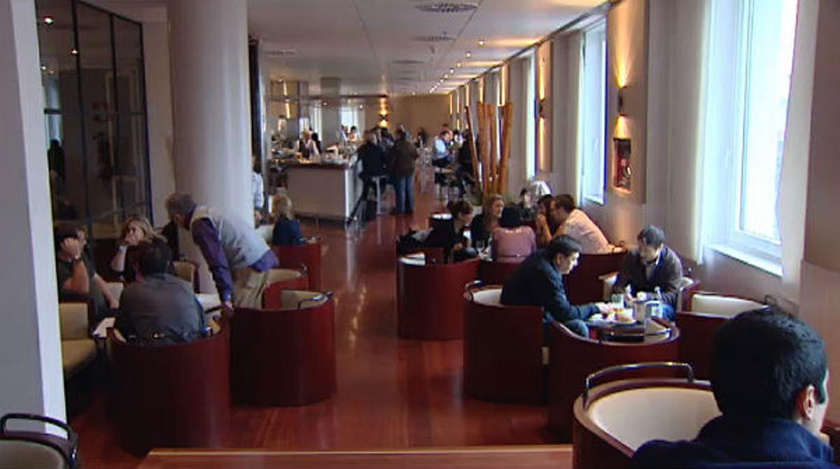 La cafetería acoge diariamente a unas 1200 personas, de las que solo 350 son diputados.