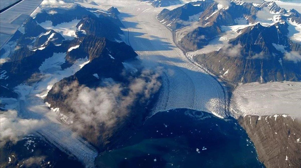 Vista aérea de la capa de hielo de Groenlandia, en octubre del 2018. Vista aérea de la capa de hielo de Groenlandia, en octubre del 2018.