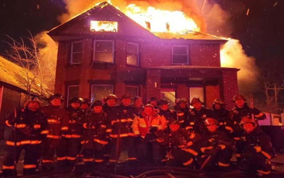 Foto de bomberos en casa incendiada en EEUU genera polémica mundial
