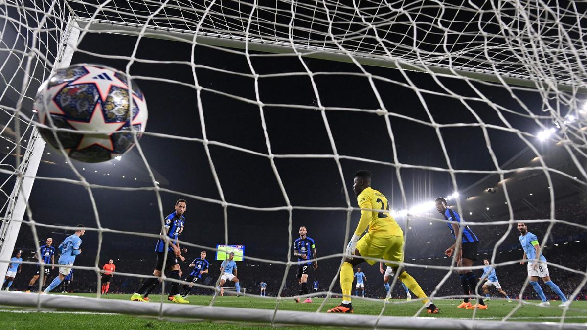 El balón entra en la portería del Inter tras el trallazo del jugador del City, Rodrigo El balón entra en la portería del Inter tras el trallazo del jugador del City, Rodrigo