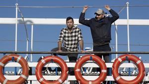 Daniel Granados y Vicente Leone, en una ’golondrina’ del puerto de Barcelona.
