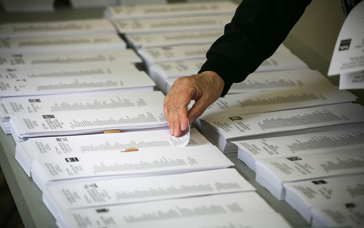 Papeletas electorales en un colegio de Gràcia (Barcelona)