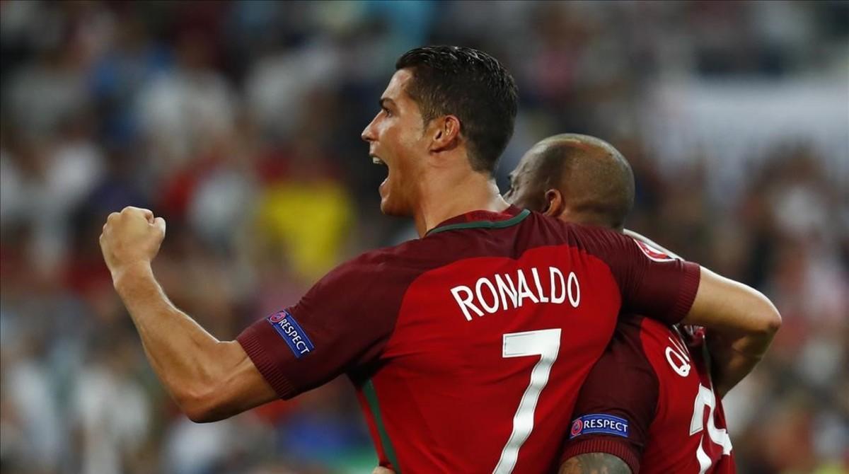 Cristiano Ronaldo celebra junto a Quaresma el pase a las semifinales en la tanda de penaltis.