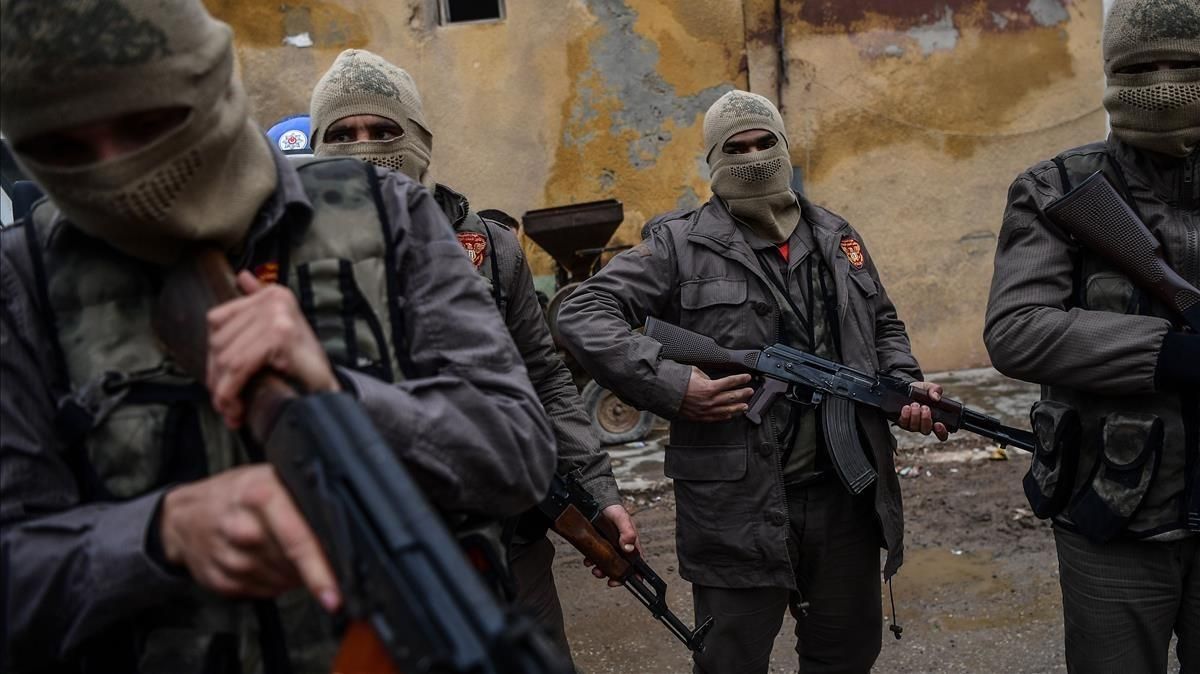 Rebeldes sirios apoyados por Turquía en la operación contra las milicias kurdas en la ciudad siria de Azaz. Rebeldes sirios apoyados por Turquía en la operación contra las milicias kurdas en la ciudad siria de Azaz.