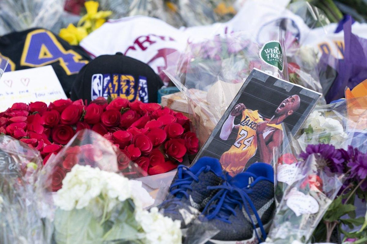 Flores, camisetas y otros recuerdos, en homenaje a Bryant a la entrada del gimnasio que lleva su nombre en la ciudad de Wynnwood, a las afueras de Filadelfia, la ciudad natal del jugador fallecido. Flores, camisetas y otros recuerdos, en homenaje a Bryant a la entrada del gimnasio que lleva su nombre en la ciudad de Wynnwood, a las afueras de Filadelfia, la ciudad natal del jugador fallecido.
