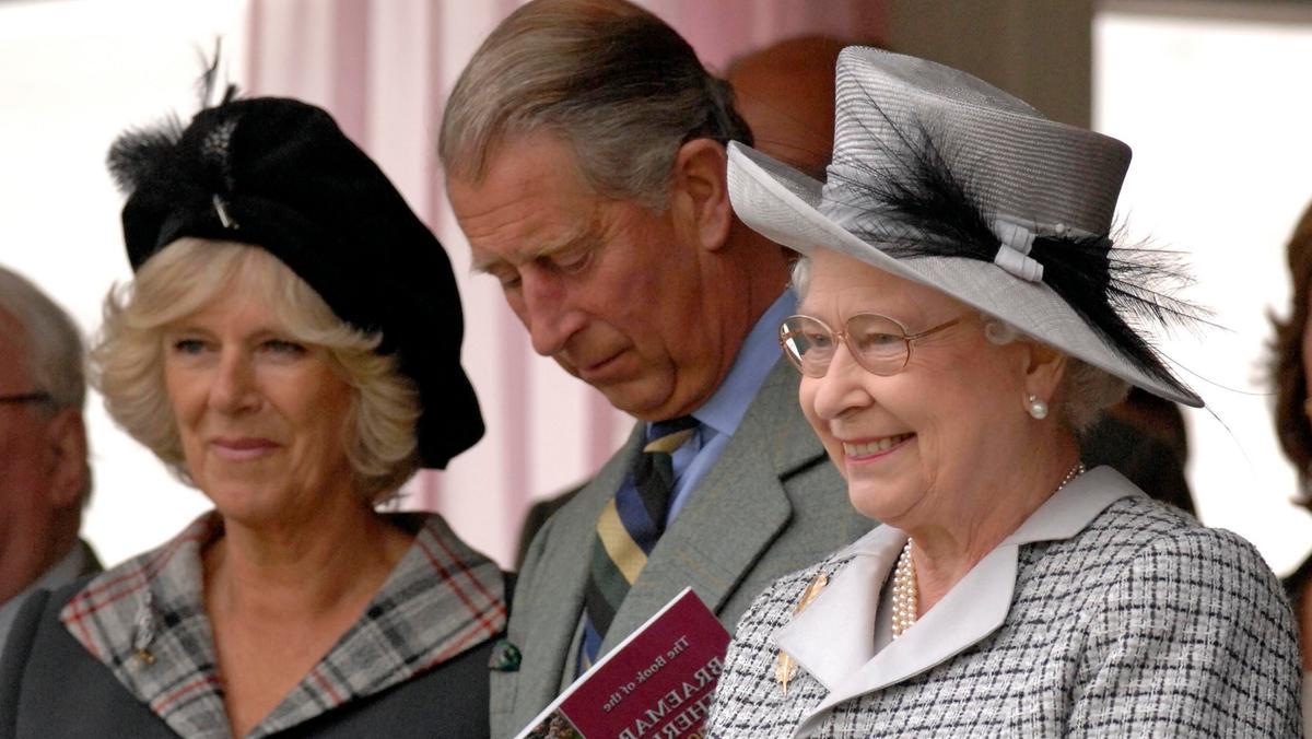 Camilla y Carlos junto a la reina Isabel II, durante un acto en Escocia, en septiembre de 2006.