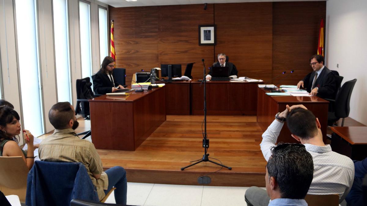 Imagen del primer juicio en Barcelona de 16 extrabajadores de Deliveroo contra la empresa de reparto de comida a domicilio.