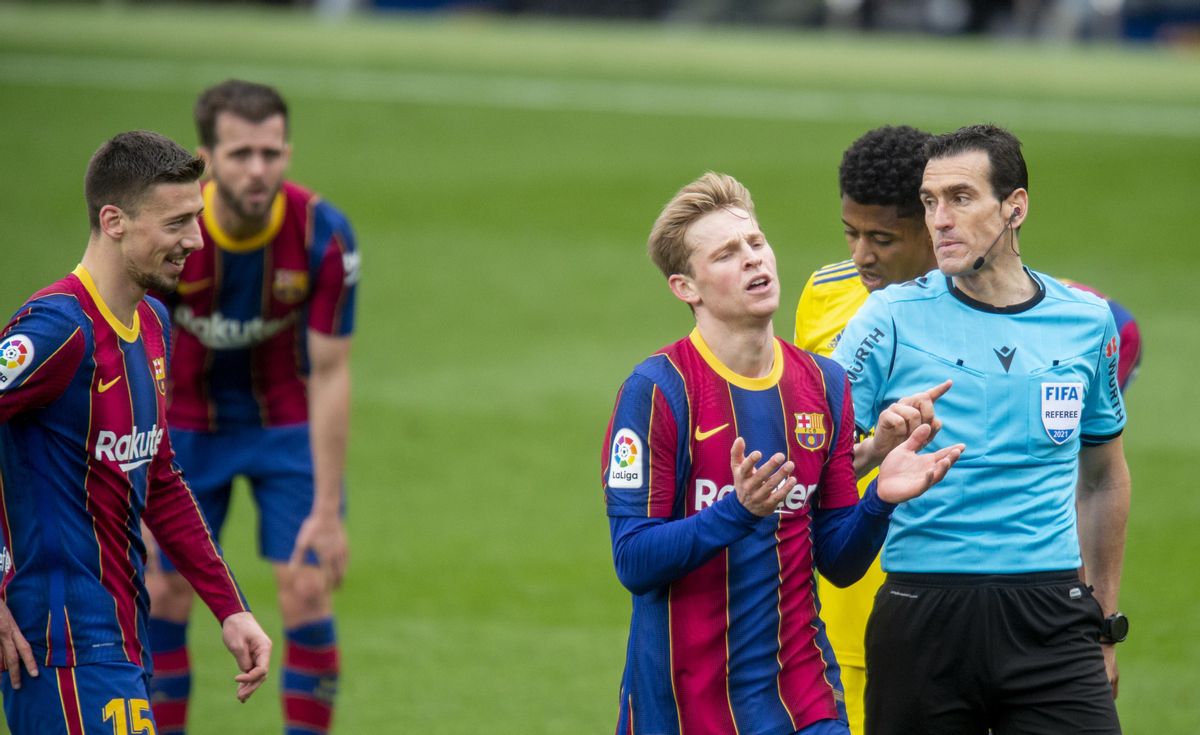 Lenglet y De Jong se quejan a Martínez Munuera del penalti que señaló ante el Cádiz en el Camp Nou. Lenglet y De Jong se quejan a Martínez Munuera del penalti que señaló ante el Cádiz en el Camp Nou.