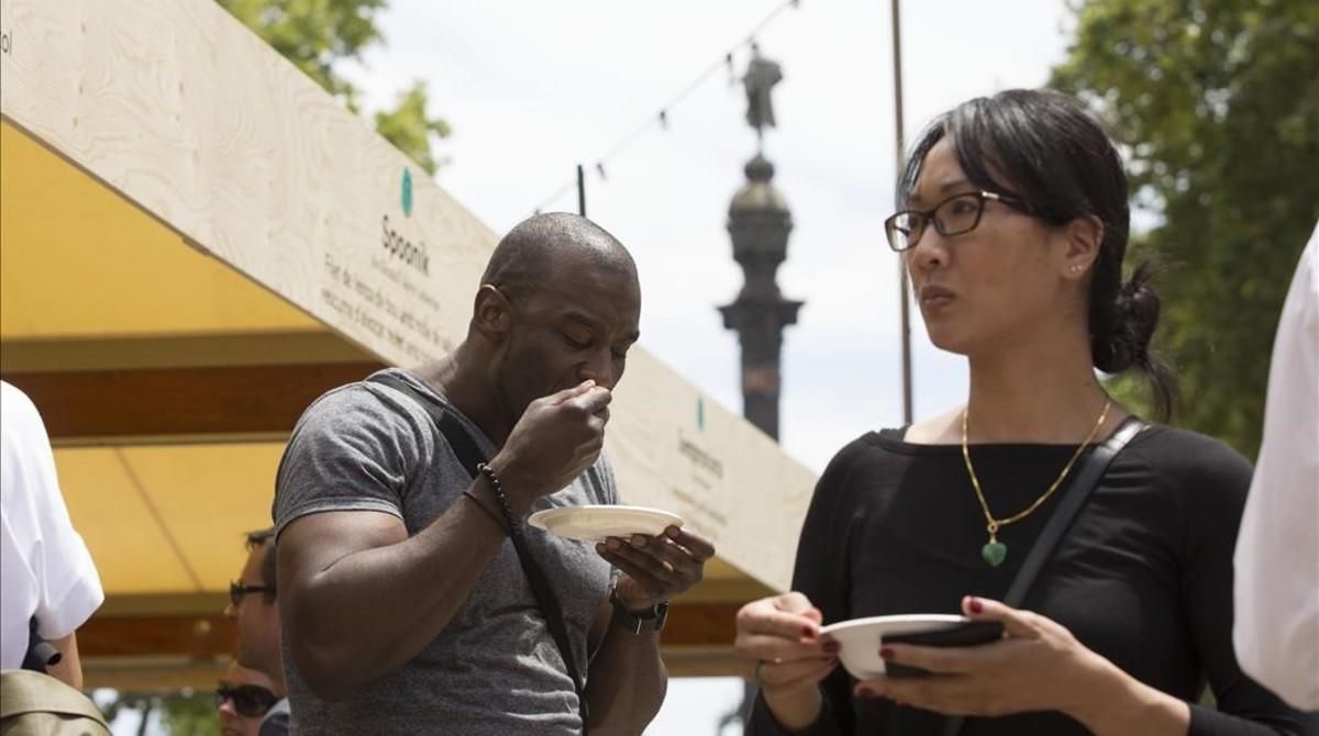 Dos visitantes prueban platillos de Tast a la Rambla de Barcelona, en una edición anterior del encuentro gastronómico. Dos visitantes prueban platillos de Tast a la Rambla de Barcelona, en una edición anterior del encuentro gastronómico.