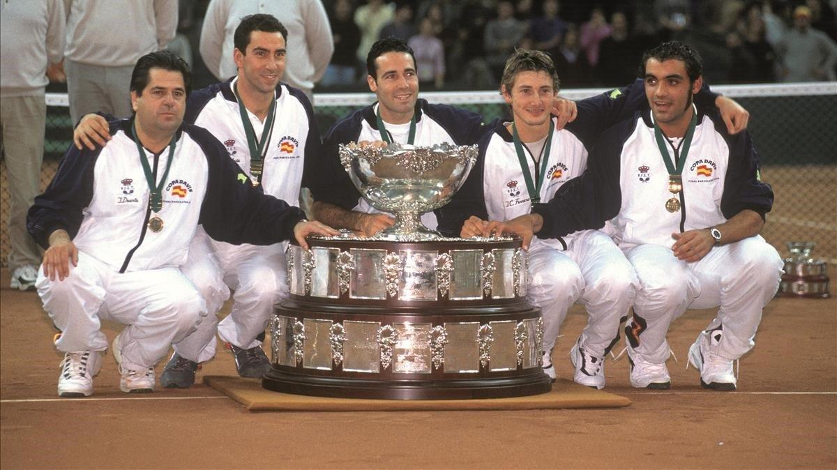 El equipo español campeón de la Davis en el 2000 con el capitán Javier Duarte a la izquierda, junto Albert Costa, Corretja, Ferrero y Balcells. 