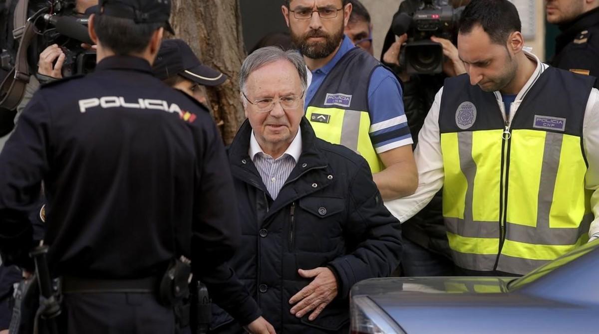 Miguel Bernard, presidente del sindicato Manos Limpias, sale de la sede acompañado de la policía. 