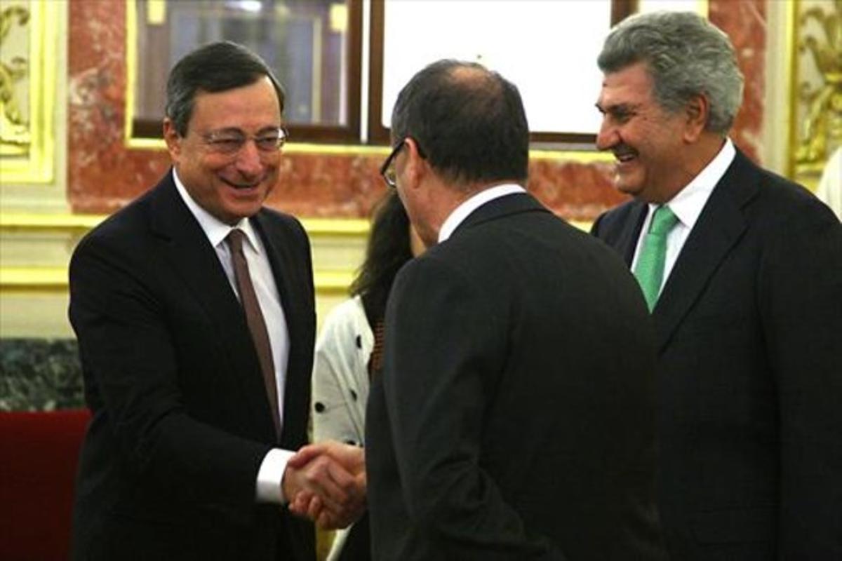 El presidente del BCE, Mario Draghi, saluda al gobernador del Banco de España, Luis María Linde. El presidente del BCE, Mario Draghi, saluda al gobernador del Banco de España, Luis María Linde.